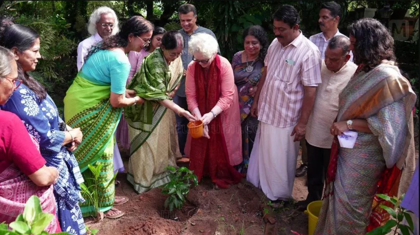 'പ്രകൃതിയെ സ്നേഹിക്കുന്നവർ മനുഷ്യസ്നേഹികളായിരിക്കും'; സാഹിത്യനഗരത്തില്‍ വൃക്ഷത്തൈ നട്ട് പ്രതിഭാറായ്