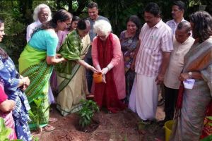 'പ്രകൃതിയെ സ്നേഹിക്കുന്നവർ മനുഷ്യസ്നേഹികളായിരിക്കും'; സാഹിത്യനഗരത്തില്‍ വൃക്ഷത്തൈ നട്ട് പ്രതിഭാറായ്