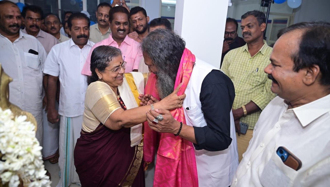 ഡോ. ജിതേഷ്ജിയെ എസ്. എൻ. ട്രസ്‌റ്റ് ഡയറക്ടർ ബോർഡ് അംഗം പ്രീതി നടേശൻ ആദരിച്ചു