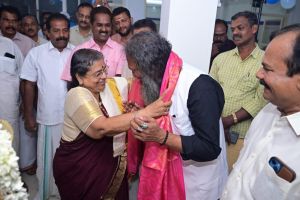 ഡോ. ജിതേഷ്ജിയെ എസ്. എൻ. ട്രസ്‌റ്റ് ഡയറക്ടർ ബോർഡ് അംഗം പ്രീതി നടേശൻ ആദരിച്ചു