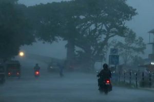 ഇരട്ട ചക്രവാതച്ചുഴി, സംസ്ഥാനത്ത് അതിതീവ്ര മഴയ്ക്ക് സാധ്യത; അഞ്ചു ജില്ലകളില്‍ റെഡ് അലര്‍ട്ട്