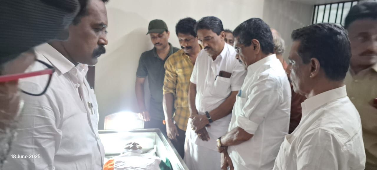 പ്രിയ സ്നേഹിതൻ ഭാസ്ക്കരൻ മാസ്റ്റർ , അങ്ങയുടെ വേർപാട് താങ്ങാൻ കഴിയാത്ത ദു:ഖമാണ് സൃഷ്ടിച്ചത്.  ദീപ്തമായ ഓർമ്മകളോടെ.       - മുല്ലപ്പള്ളി രാമചന്ദ്രൻ