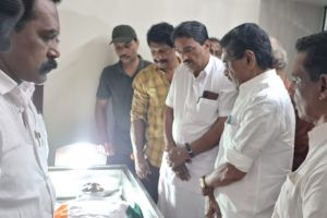 പ്രിയ സ്നേഹിതൻ ഭാസ്ക്കരൻ മാസ്റ്റർ , അങ്ങയുടെ വേർപാട് താങ്ങാൻ കഴിയാത്ത ദു:ഖമാണ് സൃഷ്ടിച്ചത്.  ദീപ്തമായ ഓർമ്മകളോടെ.       - മുല്ലപ്പള്ളി രാമചന്ദ്രൻ