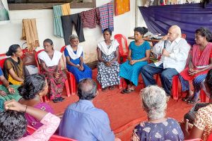 ആദിവാസി സമരപ്പന്തലിൽ സാന്ത്വന സ്പർശവുമായി ഡോക്ടർ കെ കെ എൻ കുറുപ്പ്