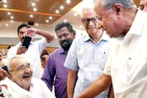 രാഷ്ട്രീയപ്പോരുകൾ മറന്നു; നിയമസഭയിലെ സൗഹൃദം പൂമഴയായി
