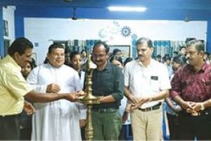 സഞ്ചരിക്കുന്ന ലൈബ്രറിയുമായി ചെമ്മലമറ്റം സ്കൂ‌ൾ