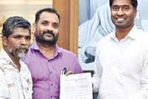 വിജ്ഞാപനവുമായി ഊരുമൂപ്പനെത്തി, കാക്കിനിക്കാട് ഉന്നതിയിൽ ആഹ്ലാദം