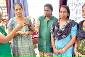 മാലിന്യസംസ്കരണത്തിനു മാത്രമല്ല, സത്യസന്ധതയ്ക്കും മാതൃകയായി ഹരിതകർമസേനാംഗങ്ങൾ