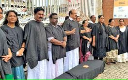 എംജി റോഡിലെ അപകടമരണം: കൗൺസിലർമാർ കരിദിനമാചരിച്ചു