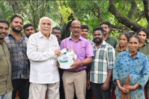 ഡോ .എ.കെ .പ്രദീപിന് മുൻ വൈസ് ചാൻസലറുടെ  വക ആദരവ് .
