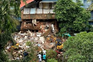 കോട്ടയം മെഡിക്കൽ കോളേജ് അപകടം: കെട്ടിടാവശിഷ്ടങ്ങൾക്കിടെ കുടുങ്ങിയ സ്ത്രീ മരിച്ചു