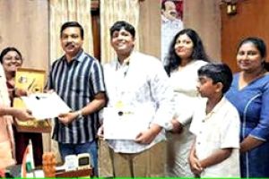 വേമ്പനാട്ട് കായൽ നീന്തിക്കടന്ന് അച്ഛനും മകനും
