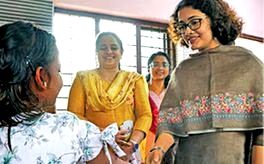 ആദ്യം അമ്പരപ്പ്; അസി. കളക്‌ടർക്ക്'കൈ' കൊടുത്ത് കുട്ടികൾ