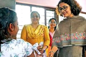ആദ്യം അമ്പരപ്പ്; അസി. കളക്‌ടർക്ക്'കൈ' കൊടുത്ത് കുട്ടികൾ