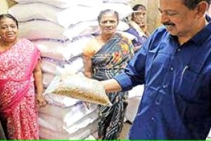 സപ്ലൈകോയുടെ വില്പനശാലകളിൽ മന്ത്രിയുടെ മിന്നൽസന്ദർശനം