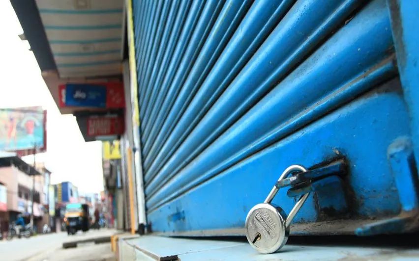 ദേശീയ പണിമുടക്ക് തുടങ്ങി, കൊച്ചിയില്‍ കെ.എസ്.ആര്‍.ടി.സി ബസ് തടഞ്ഞു
