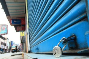 ദേശീയ പണിമുടക്ക് തുടങ്ങി, കൊച്ചിയില്‍ കെ.എസ്.ആര്‍.ടി.സി ബസ് തടഞ്ഞു