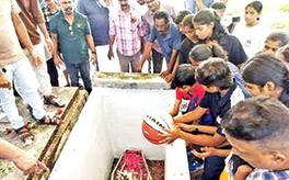 ഗുരുവിന്റെ ആഗ്രഹം അവർ സാധിച്ചു; മാത്യു ഡിക്രൂസിന്റെ കല്ലറയിൽ ബാസ്കറ്റ്ബോളും