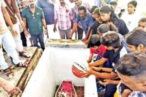 ഗുരുവിന്റെ ആഗ്രഹം അവർ സാധിച്ചു; മാത്യു ഡിക്രൂസിന്റെ കല്ലറയിൽ ബാസ്കറ്റ്ബോളും