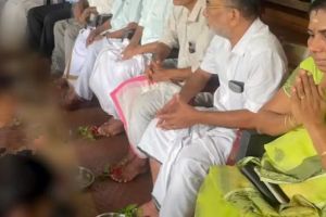 വിദ്യാര്‍ത്ഥികളെ കൊണ്ട് വിരമിച്ച അധ്യാപകരുടെ 'പാദ പൂജ' ചെയ്യിച്ചു; സംഭവം ബന്തടുക്കയില്‍, പ്രതിഷേധം