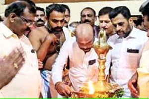 ആറന്മുള വള്ളസ്സദ്യ: അടുപ്പിലേക്ക് അഗ്നിപകർന്നു