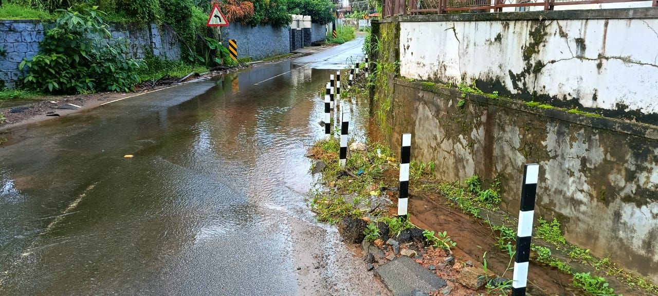 പൊതു ജനങ്ങൾ ഡ്രൈനേജിൽ വീണ് അപകടം സംഭവിക്കുന്നത് വരെ കാത്തിരിക്കാതെ ഈ ദുരവസ്ഥക്ക് പരിഹാരം കാണണം :ബഷീർ ഏരത്ത്, പെരിങ്ങാടി