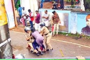 തേവലക്കര ബോയ്‌സ് സ്കൂൾ പരിസരം സംഘർഷഭരിതം
