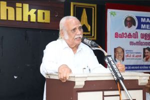 വള്ളത്തോൾ പുരസ്‌കാരങ്ങൾ സമ്മാനിച്ചു