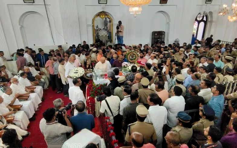 വി.എസിന്റെ ഭൗതിക ദേഹം ദര്‍ബാര്‍ ഹാളിലെത്തിച്ചു, അന്ത്യാഞ്ജലി അര്‍പ്പിക്കാന്‍ ആയിരങ്ങള്‍