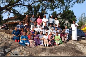 പു​രാ​വൃ​ത്ത​ങ്ങ​ളി​ലൂ​ടെ​,​ ച​രി​ത്ര​വും​ ക​ട​ന്ന്,​ പി​തൃ​സ്‌​നേ​ഹ​ത്തി​ന്റെ​ വി​ശു​ദ്ധി​യി​ൽ​ ... :ചാ​ല​ക്ക​ര​ പു​രു​ഷു​ ​