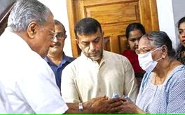 വി.എസിന്റെ കുടുംബാംഗങ്ങളെ ആശ്വസിപ്പിച്ച് മുഖ്യമന്ത്രി