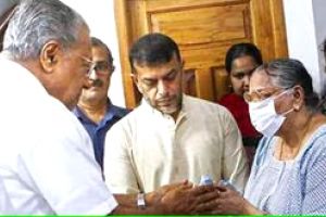 വി.എസിന്റെ കുടുംബാംഗങ്ങളെ ആശ്വസിപ്പിച്ച് മുഖ്യമന്ത്രി