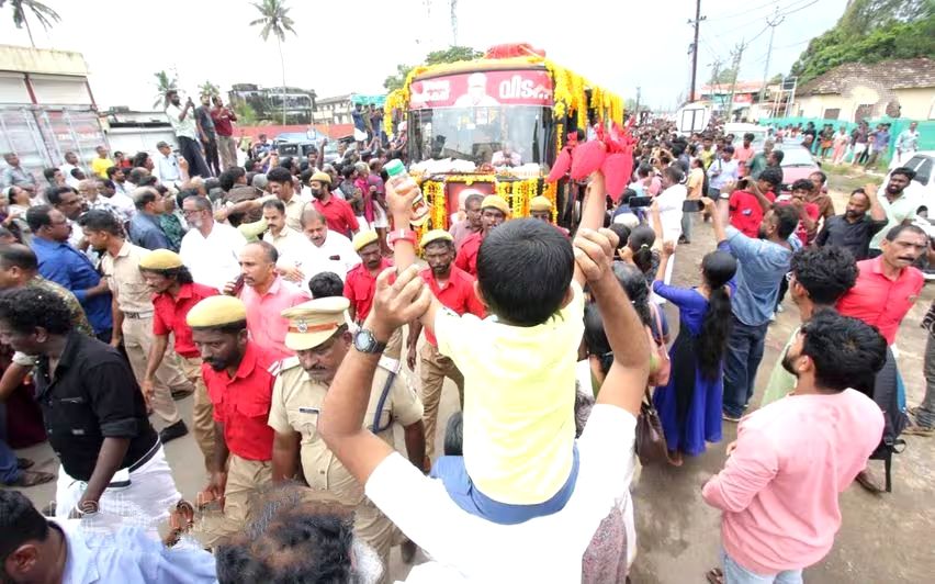 വി.എസ് എന്ന വറ്റാത്ത സമുദ്രം, തിരമാലയായി പ്രിയജനം; അവസാനമായി പാർട്ടി ഓഫീസിൽ സഖാവ്