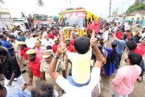 വി.എസ് എന്ന വറ്റാത്ത സമുദ്രം, തിരമാലയായി പ്രിയജനം; അവസാനമായി പാർട്ടി ഓഫീസിൽ സഖാവ്