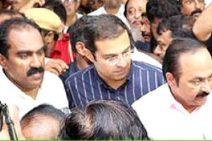 രാഷ്ട്രീയ കേരളം ഒഴുകിയെത്തി; മണിക്കൂറുകൾ കാത്തുനിന്ന് പ്രമുഖർ