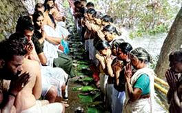 പിതൃമോക്ഷംതേടി ആയിരങ്ങൾ
