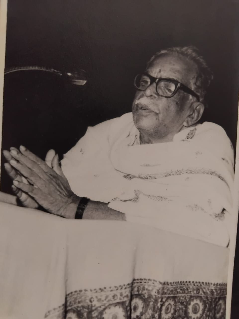 ഗുരുവും ഗാന്ധിജിയും സംസ്കൃത മഹാവിദ്യാലയവും :ചാലക്കര പുരുഷു