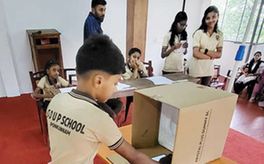 വോട്ടിങ് മെഷീനിൽ സ്‌കൂൾ പാർലമെൻ്റ് വോട്ടെടുപ്പ്