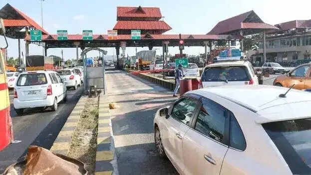 പാലിയേക്കരയില്‍ ഒരുമാസത്തെ ടോള്‍ പിരിവ് തടഞ്ഞ് ഹൈക്കോടതി, ആദ്യം ഗതാഗതക്കുരുക്ക് പരിഹരിക്കാൻ നി‌ര്‍ദേശം