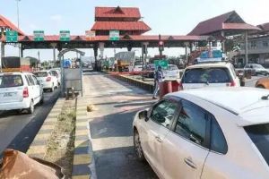 പാലിയേക്കരയില്‍ ഒരുമാസത്തെ ടോള്‍ പിരിവ് തടഞ്ഞ് ഹൈക്കോടതി, ആദ്യം ഗതാഗതക്കുരുക്ക് പരിഹരിക്കാൻ നി‌ര്‍ദേശം