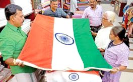 ഐഎസ്ഐ മുദ്രയുള്ള ദേശീയ പതാകയുമായി ഖാദി ഗ്രാമോദ്യോഗ്