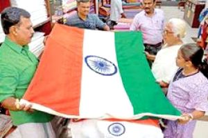 ഐഎസ്ഐ മുദ്രയുള്ള ദേശീയ പതാകയുമായി ഖാദി ഗ്രാമോദ്യോഗ്