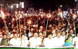 വോട്ടുകൊള്ളക്കെതിരേ കോൺഗ്രസിൻ്റെ 'ഫ്രീഡം ലൈറ്റ്' നൈറ്റ്  മാർച്ച്