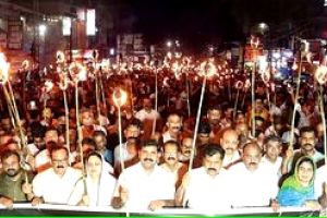 വോട്ടുകൊള്ളക്കെതിരേ കോൺഗ്രസിൻ്റെ 'ഫ്രീഡം ലൈറ്റ്' നൈറ്റ്  മാർച്ച്