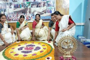 മയ്യഴിയോണം: അലിഞ്ഞ് തീരാത്ത മധുരം പോലെ. :ചാലക്കര പുരുഷു