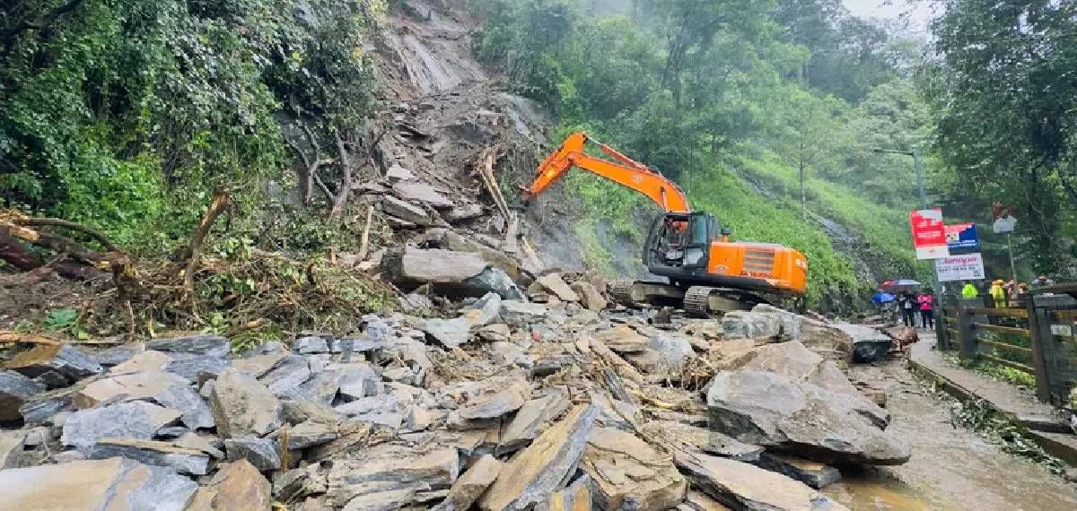 താമരശ്ശേരി ചുരം വഴിയുള്ള ഗതാഗതം പൂര്‍ണമായും നിരോധിച്ചു, അടിയന്തര വാഹനങ്ങള്‍ മാത്രം കടത്തിവിടും