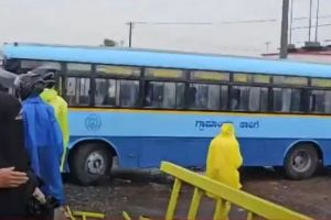 കാസര്‍കോട്ട് ബസ് നിയന്ത്രണംവിട്ട് കാത്തിരിപ്പുകേന്ദ്രത്തിലേക്ക് ഇടിച്ചുകയറി; 5 പേര്‍ക്ക് ദാരുണാന്ത്യം