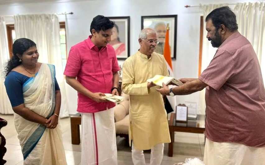 ഓണം വാരാഘോഷം ഗവർണർ ഉദ്ഘാടനം ചെയ്യും; നേരിട്ടെത്തി ക്ഷണിച്ച് മന്ത്രിമാർ, ഓണക്കോടി നൽകി