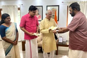 ഓണം വാരാഘോഷം ഗവർണർ ഉദ്ഘാടനം ചെയ്യും; നേരിട്ടെത്തി ക്ഷണിച്ച് മന്ത്രിമാർ, ഓണക്കോടി നൽകി