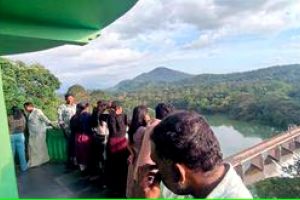 വിനോദസഞ്ചാരികളെക്കൊണ്ടു നിറഞ്ഞ് കിഴക്കൻമേഖല